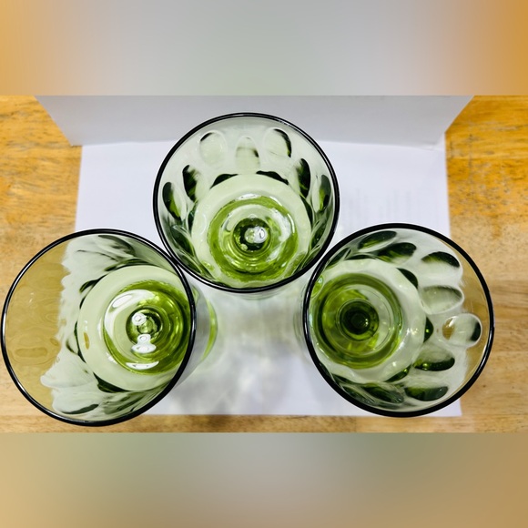 Vintage goblets, set of 3, mint condition. Avocado green. Thumbprint pattern. - Picture 2 of 6